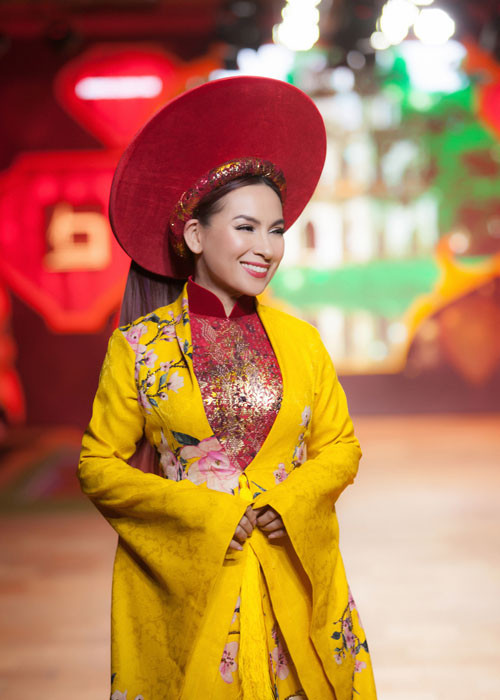 Với vai trò người mẫu thời trang, Phi Nhung cảm thấy hơi lạ lẫm.