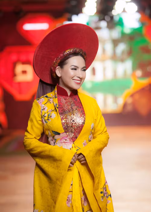 Với vai trò người mẫu thời trang, Phi Nhung cảm thấy hơi lạ lẫm.