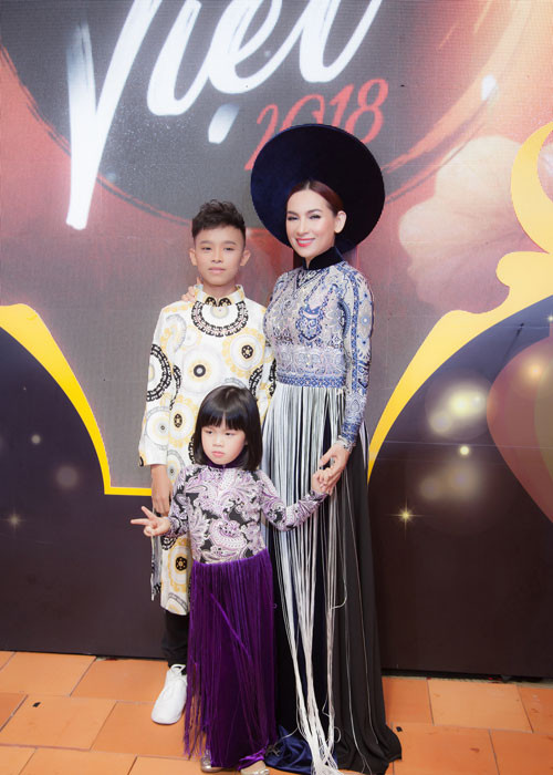 Tham gia chương trình, Hồ Văn Cường làm người mẫu cùng mẹ nuôi Phi Nhung.