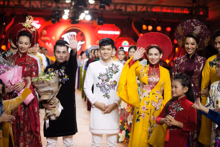 Nữ ca sĩ cùng con trai nuôi nhiệt tình tham gia hoạt động kêu gọi mọi người đóng góp cho các em có hoàn cảnh khó khăn trong dịp Tết Trung Thu sắp tới đây.