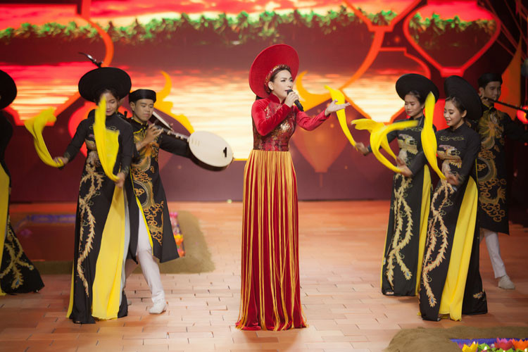 Sau màn diễn thời trang, Phi Nhung còn gửi tặng khán giả một nhạc phẩm.