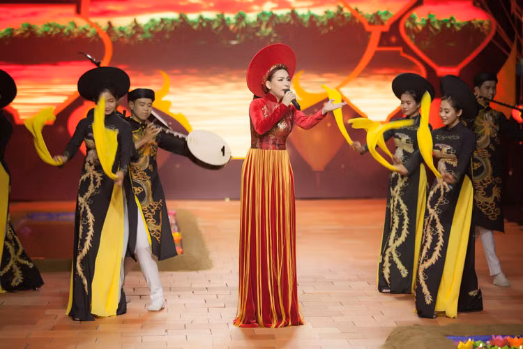 Sau màn diễn thời trang, Phi Nhung còn gửi tặng khán giả một nhạc phẩm.