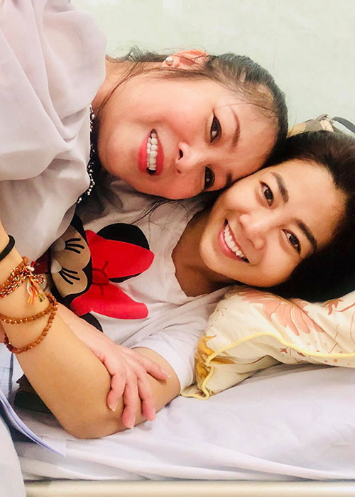 Những đồng nghiệp thân thiết của Mai Phương như MC Ốc Thanh Vân, nghệ sĩ Hồng Vân hiện luân phiên túc trực, giúp đỡ Mai Phương. Ảnh: FBNV