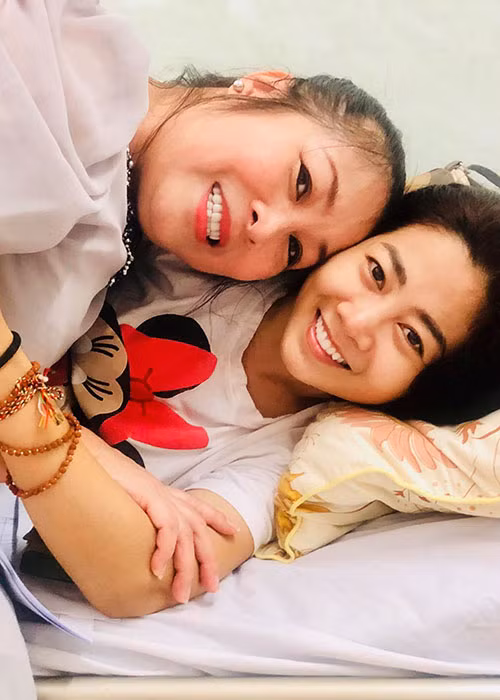 Những đồng nghiệp thân thiết của Mai Phương như MC Ốc Thanh Vân, nghệ sĩ Hồng Vân hiện luân phiên túc trực, giúp đỡ Mai Phương. Ảnh: FBNV