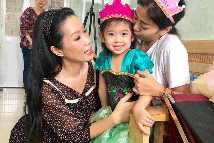 Vì Mai Phương đang điều trị bệnh ung thư phổi nên bé Lavie được gửi cho người quen chăm sóc. Ảnh: Khampha