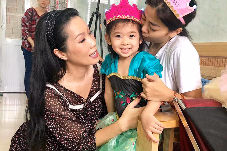 Vì Mai Phương đang điều trị bệnh ung thư phổi nên bé Lavie được gửi cho người quen chăm sóc. Ảnh: Khampha