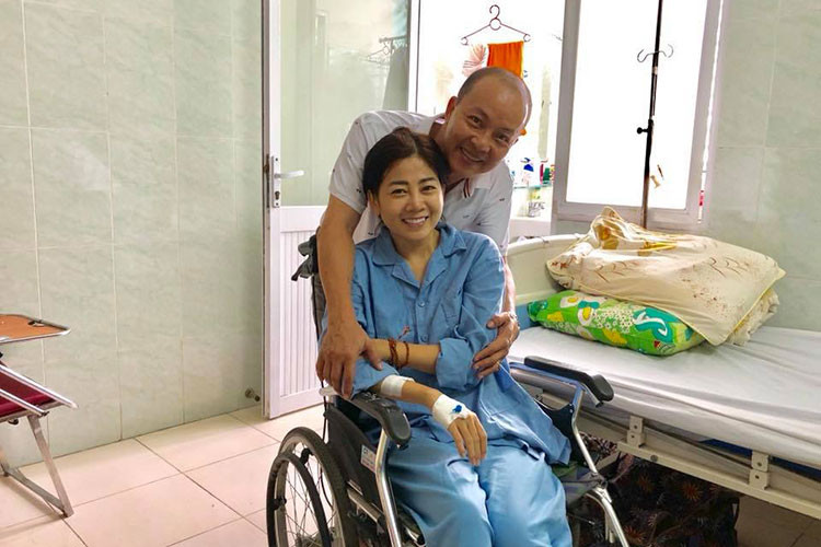 Dù rất mệt nhưng Mai Phương luôn cười lạc quan khi đồng nghiệp đến thăm hỏi, động viên. Ảnh: FBNV