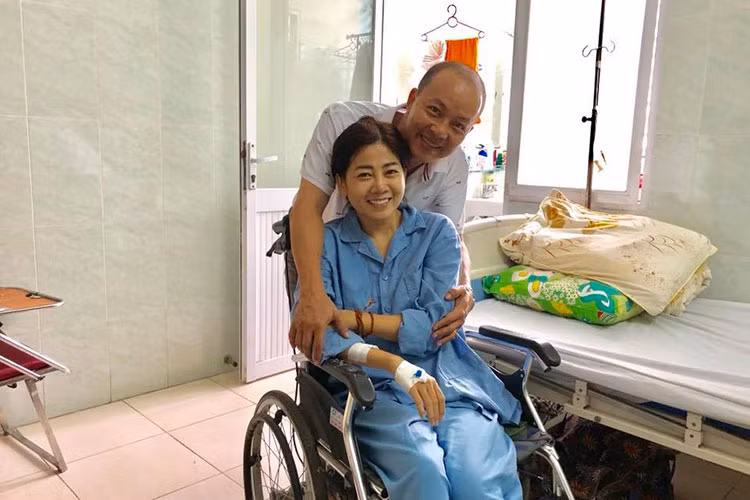 Dù rất mệt nhưng Mai Phương luôn cười lạc quan khi đồng nghiệp đến thăm hỏi, động viên. Ảnh: FBNV