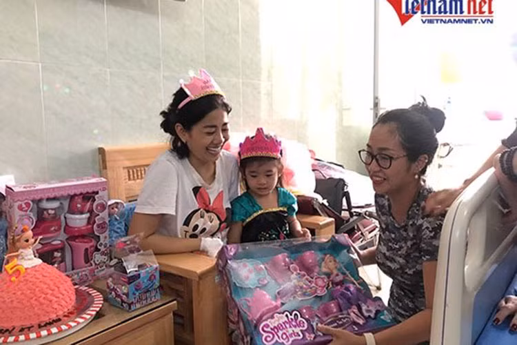 Sáng ngày 21/8, Mai Phương đã mừng sinh nhật 5 tuổi của con gái Lavie trong bệnh viện. Ảnh: Vietnamnet