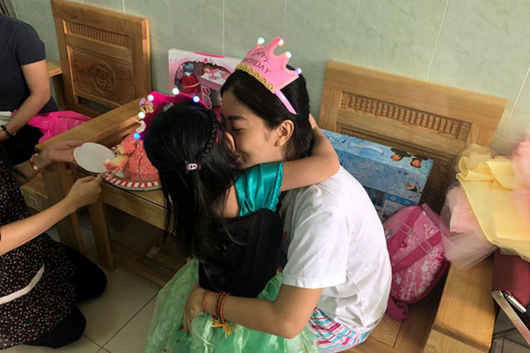 Hình ảnh Mai Phương âu yếm con gái gây xúc động. Ảnh: Zing