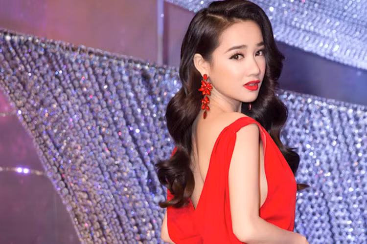 Nhã Phương khoe tấm lưng cong trắng mịn màng với váy khoét tại một sự kiện. Ảnh: FBNV