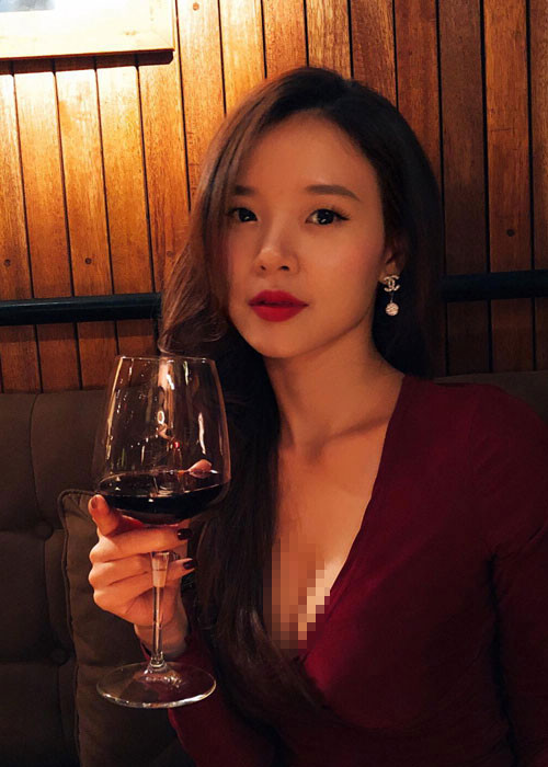 Người đẹp gốc Sài thành kín đáo ngày nào nay mặc gợi cảm hết cỡ. Ảnh: FBNV