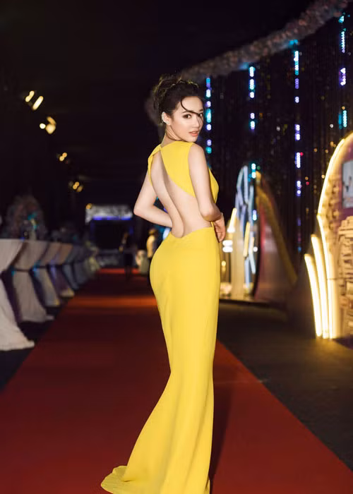 Ngoài Midu, thời gian gần đây, Nhã Phương cũng tích cực ăn mặc quyến rũ. Ảnh: FBNV