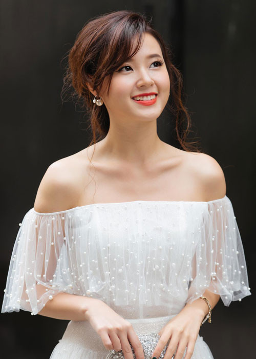 Hình ảnh Midu diện áo trễ vai xuống phố khiến fans ngất ngây. Ảnh: FBNV