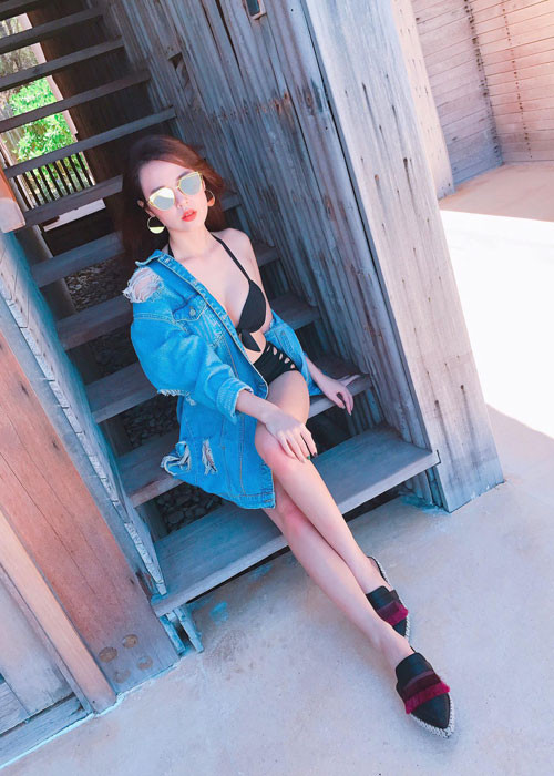 Midu không ít lần khéo khoe vóc dáng nuột nà trong trang phục áo tắm. Ảnh: FBNV