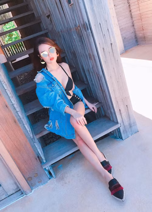 Midu không ít lần khéo khoe vóc dáng nuột nà trong trang phục áo tắm. Ảnh: FBNV