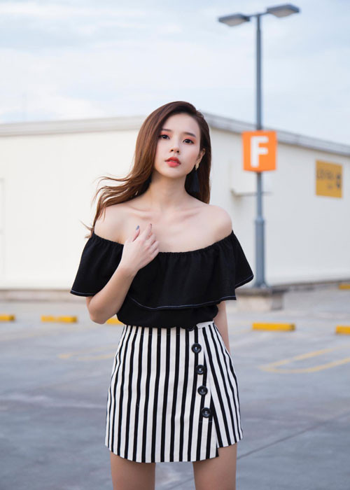 Midu gắn liền với phong cách thời trang kín đáo. Tuy nhiên, thời gian vừa qua, cô bất ngờ thay đổi gu thời trang. Ảnh: FBNV