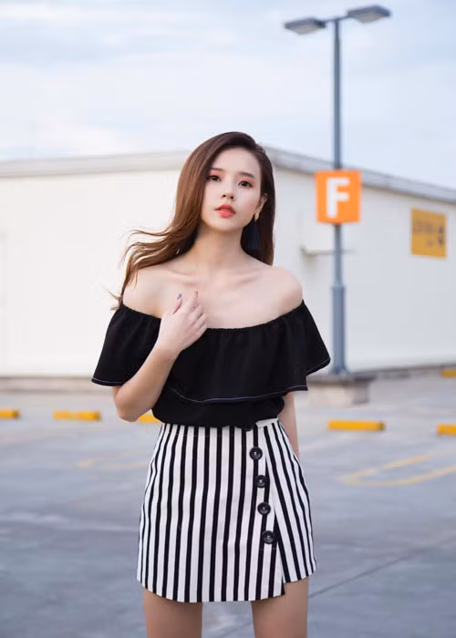 Midu gắn liền với phong cách thời trang kín đáo. Tuy nhiên, thời gian vừa qua, cô bất ngờ thay đổi gu thời trang. Ảnh: FBNV