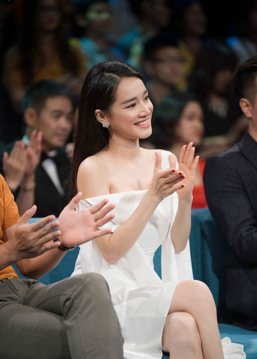 Bạn gái của Trường Giang diện áo trễ vai khoe vòng 1 căng đầy gợi cảm tại một sự kiện. Ảnh: Lê Chí Linh