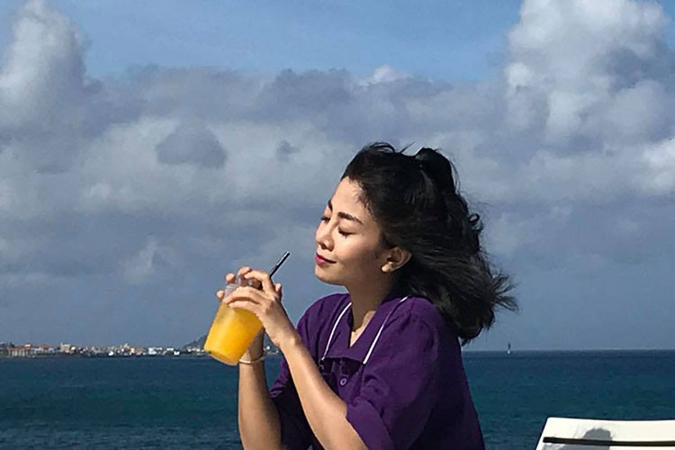 Cuối tháng 7 vừa qua, Mai Phương có chuyến công tác ở Hàn Quốc. Ngày cuối đi quay, cô không thể đứng nổi vì đau chân. Ảnh: FBNV