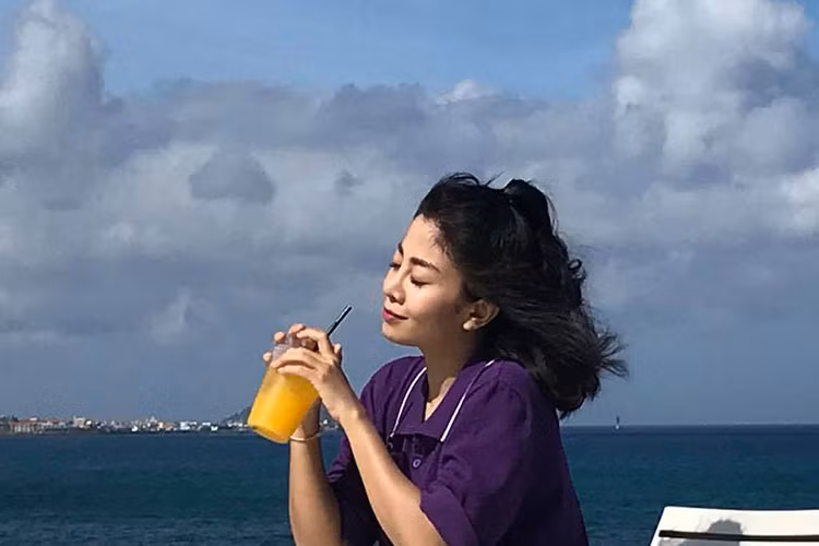 Cuối tháng 7 vừa qua, Mai Phương có chuyến công tác ở Hàn Quốc. Ngày cuối đi quay, cô không thể đứng nổi vì đau chân. Ảnh: FBNV