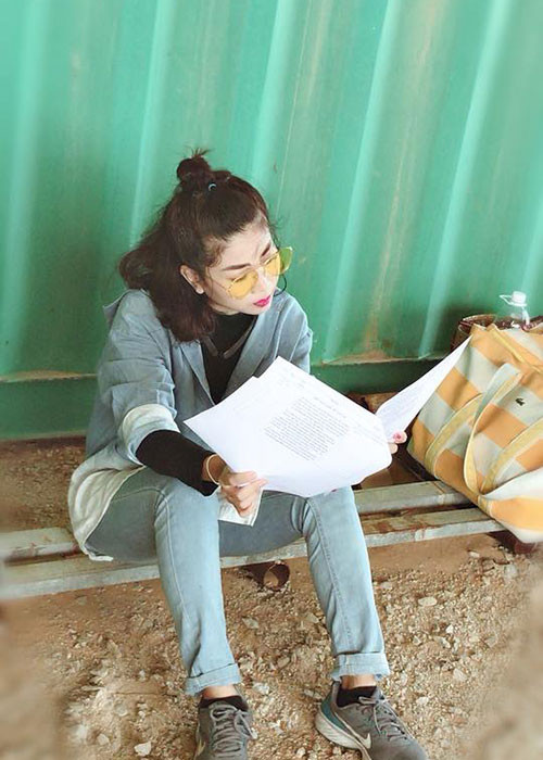 Dù sức khỏe giảm sút, Mai Phương vẫn cố gắng làm việc để kiếm tiền nuôi con gái. Ảnh: FBNV