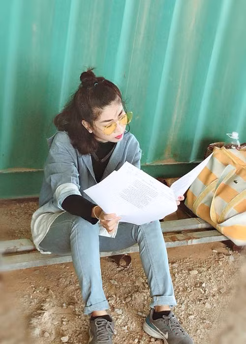 Dù sức khỏe giảm sút, Mai Phương vẫn cố gắng làm việc để kiếm tiền nuôi con gái. Ảnh: FBNV