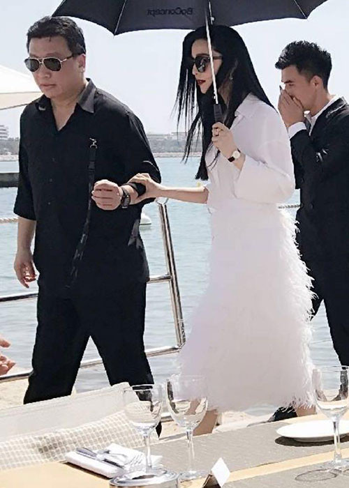 Mục Hiểu Quang được biết đến là người quản lý khá dữ dằn. Thời điểm, Phạm Băng Băng ghi hình một gameshow, phóng viên đã chụp được hình bạn trai mới của cô, lập tức Mục Hiểu Quang tìm gặp phóng viên đó yêu cầu xóa hình, dẫn đến vụ xô xát. Ảnh: Sohu