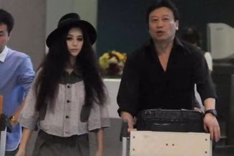 Nữ diễn viên luôn phủ nhận tin đồn tình cảm với người quản lý lâu năm của mình. Ảnh: Chinadaily