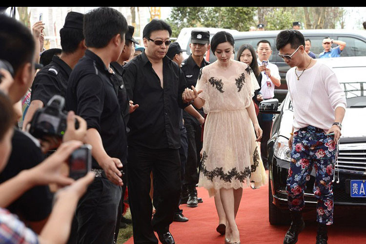 Mục Hiểu Quang sinh ra ở Đài Loan, là người gốc Sơn Đông. Theo Sohu, quản lý của Phạm Băng Băng có khối tài sản lên đến 500 triệu nhân dân tệ (khoảng 73 triệu USD). Ảnh: Sohu