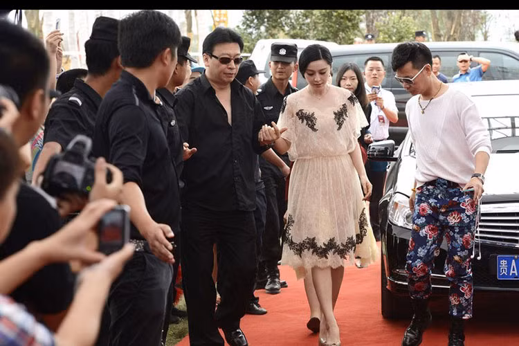 Mục Hiểu Quang sinh ra ở Đài Loan, là người gốc Sơn Đông. Theo Sohu, quản lý của Phạm Băng Băng có khối tài sản lên đến 500 triệu nhân dân tệ (khoảng 73 triệu USD). Ảnh: Sohu