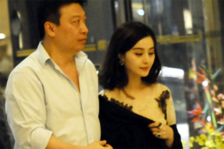 Thay vì tận hưởng cuộc sống xa hoa của ông trùm giải trí Đài Loan, Mục Hiểu Quang trở thành người “nâng khăn sửa túi” cho Phạm Băng Băng. Từ những sự kiện lớn đến nhỏ, ông đều theo sát nữ diễn viên. Ảnh: Sohu