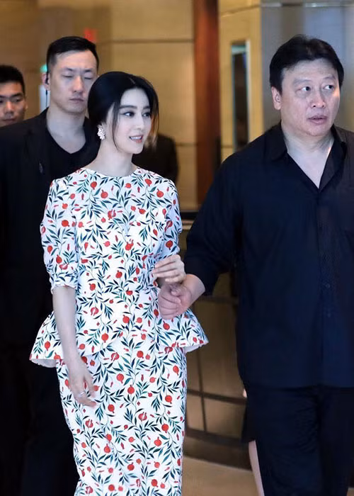 Năm 2007, Mục Hiểu Quang giúp Phạm Băng Băng thoát khỏi Hoa Nghị để mở công ty sản xuất điện ảnh Mỹ Đào Bắc Kinh. Ảnh: Sina