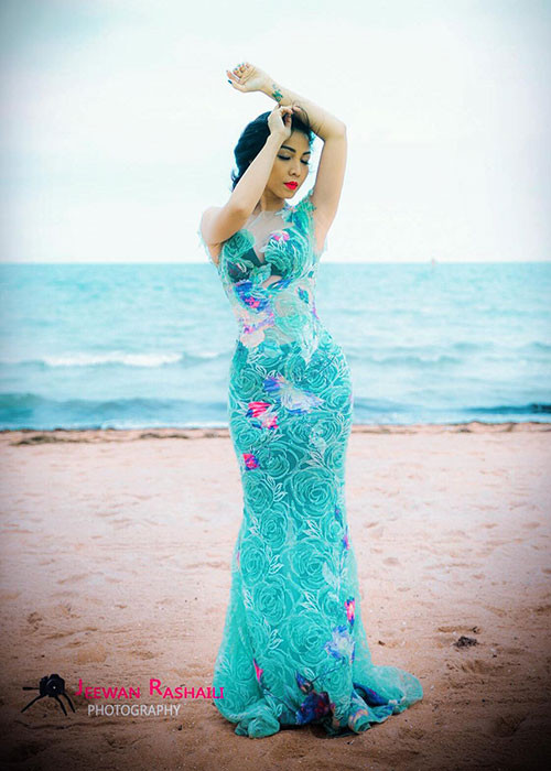 Tuy nhiên, sau đó, Khánh Loan biết được ở Mỹ, bạn trai đang có vợ và hai cô con gái. Vì vậy, nữ ca sĩ quyết định chia tay vào tháng 3/2010 và không bao giờ gặp lại bạn trai cũ. Khánh Loan cho rằng một số bạn bè đã hiểu lầm tiệc ra mắt là tiệc cưới. Ảnh: FBNV