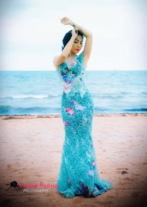 Tuy nhiên, sau đó, Khánh Loan biết được ở Mỹ, bạn trai đang có vợ và hai cô con gái. Vì vậy, nữ ca sĩ quyết định chia tay vào tháng 3/2010 và không bao giờ gặp lại bạn trai cũ. Khánh Loan cho rằng một số bạn bè đã hiểu lầm tiệc ra mắt là tiệc cưới. Ảnh: FBNV