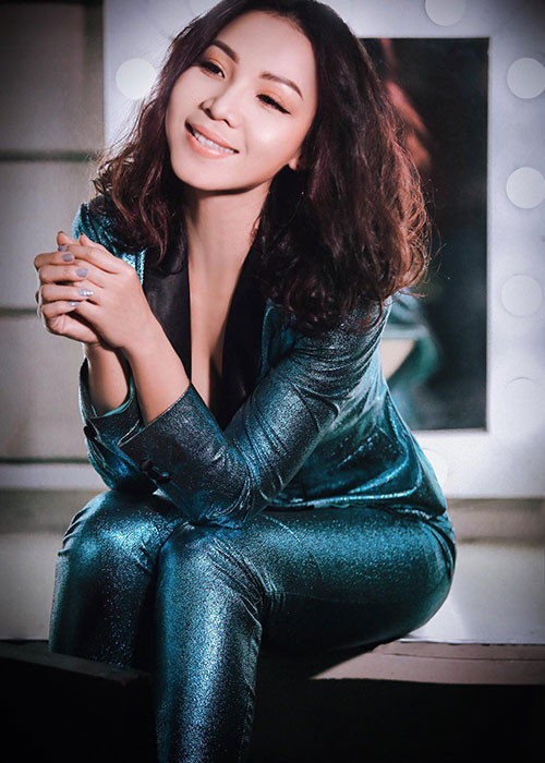 Sau liveshow vào năm 2014, Khánh Loan thực hiện live concert tại sân khấu của danh hài Vân Sơn. Ảnh: FBNV