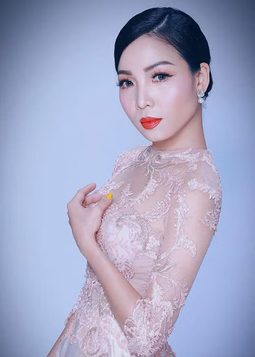 Khánh Loan được biết đến qua loạt ca khúc "Trăm nhờ ngàn thương", "Ta đã từng yêu", "Nếu biết trước", "Một mình", "Nghìn trùng xa cách"...Ảnh: FBNV