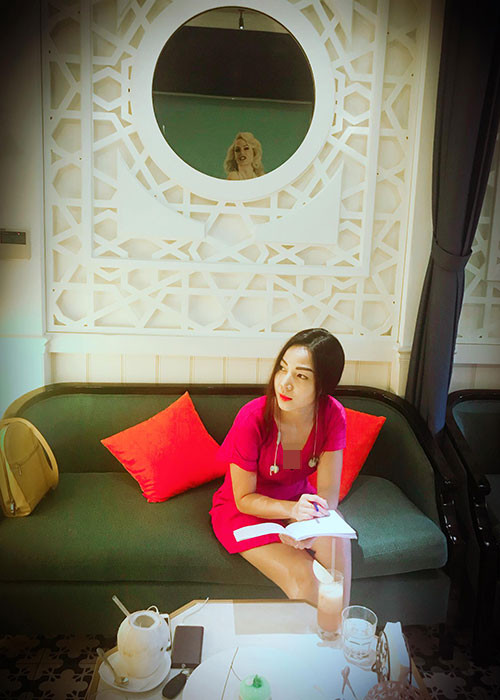 Khánh Loan kể, vào năm 2009, cô và bạn trai quen nhau. Sau vài tháng tìm hiểu, cô đã nhận lời cầu hôn. Sau đó, người này tổ chức tiệc cho bạn bè và người thân của Khánh Loan ở Sài Gòn. Ảnh: FBNV