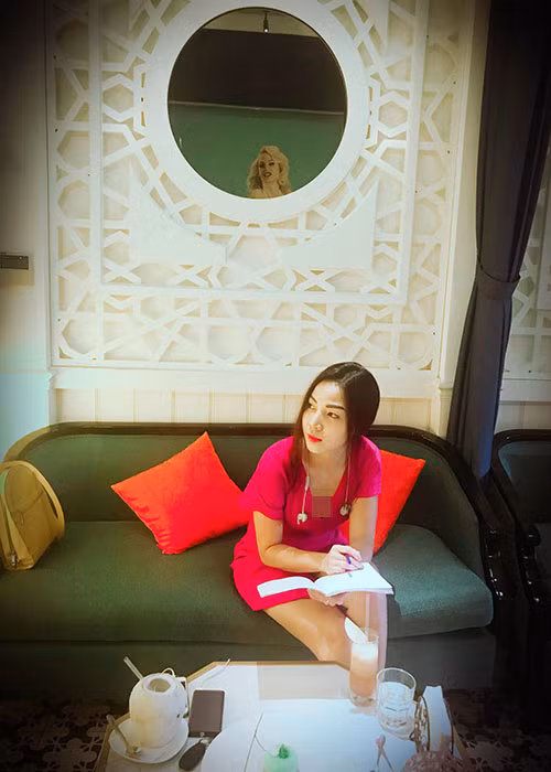 Khánh Loan kể, vào năm 2009, cô và bạn trai quen nhau. Sau vài tháng tìm hiểu, cô đã nhận lời cầu hôn. Sau đó, người này tổ chức tiệc cho bạn bè và người thân của Khánh Loan ở Sài Gòn. Ảnh: FBNV