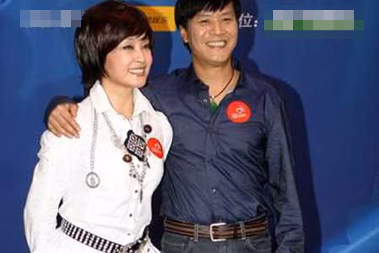 Sau khi ra tù, Lưu Hiểu Khánh làm đám cưới với diễn viên kịch A Phong, kém cô 10 tuổi. Ảnh: Sina