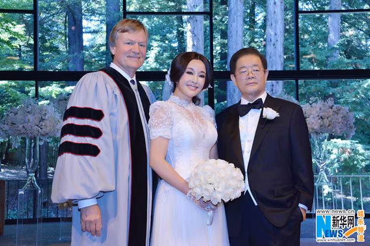 Năm 2013, Lưu Hiểu Khánh tái hôn với doanh nhân Vương Hiểu Ngọc. Đến nay, hai người vẫn chung sống hạnh phúc dù không có con chung. Ảnh: Tân hoa xã