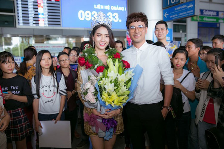 Diễn viên Đoàn Thanh Tài - người bạn thân thiết của Phan Thị Mơ cũng ra sân bay chờ đón cô.