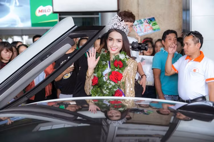 Không chỉ mang theo hoa, quà để tặng cho thần tượng, rất nhiều fan còn mang theo băng rôn, hình ảnh của Phan Thị Mơ để thể hiện sự yêu mến.