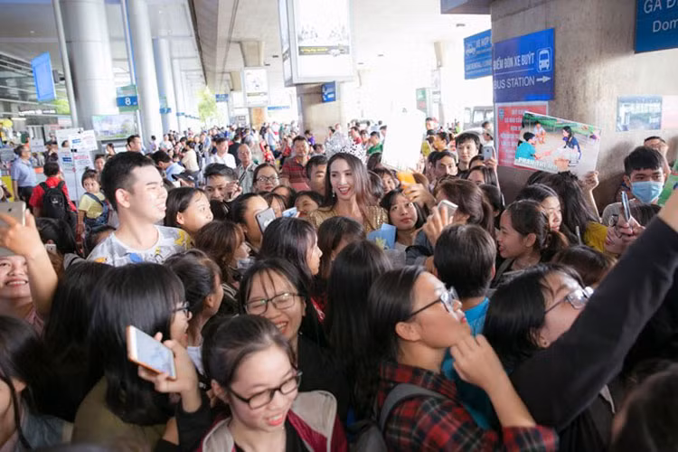 Người quản lý của Phan Thị Mơ cho hay cô chỉ có vài tiếng nghỉ ngơi tại TP. Hồ Chí Minh sau đó tân Hoa hậu sẽ tiếp tục bay ra Đà Nẵng ngay trong tối 11/8 để tham dự một số sự kiện quan trọng.