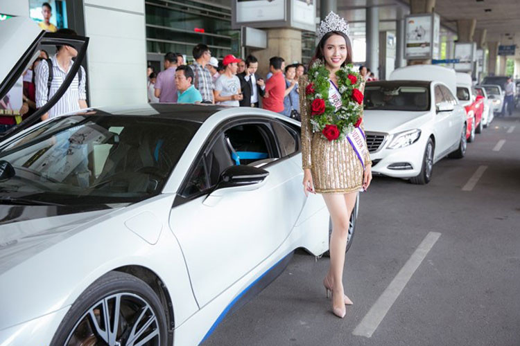 Ra đón Hoa hậu Phan Thị Mơ ở sân bay Tân Sơn Nhất là đông đảo người hâm mộ của người đẹp gốc Tiền Giang.