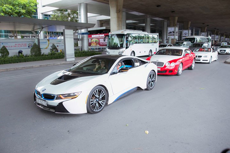 Không chỉ thu hút bởi nhan sắc xinh đẹp, dàn siêu xe với toàn thương hiệu nổi tiếng như: Roll - Royce. BMW, Mezcedes nối đuôi nhau chờ đón Phan Thị Mơ trước cửa sân bay Tân Sơn Nhất cũng lập tức thu hút sự chú ý của nhiều người.