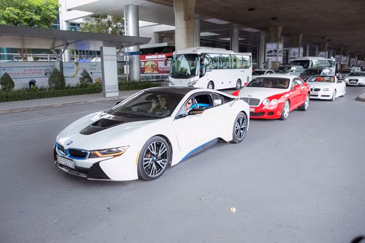 Không chỉ thu hút bởi nhan sắc xinh đẹp, dàn siêu xe với toàn thương hiệu nổi tiếng như: Roll - Royce. BMW, Mezcedes nối đuôi nhau chờ đón Phan Thị Mơ trước cửa sân bay Tân Sơn Nhất cũng lập tức thu hút sự chú ý của nhiều người.