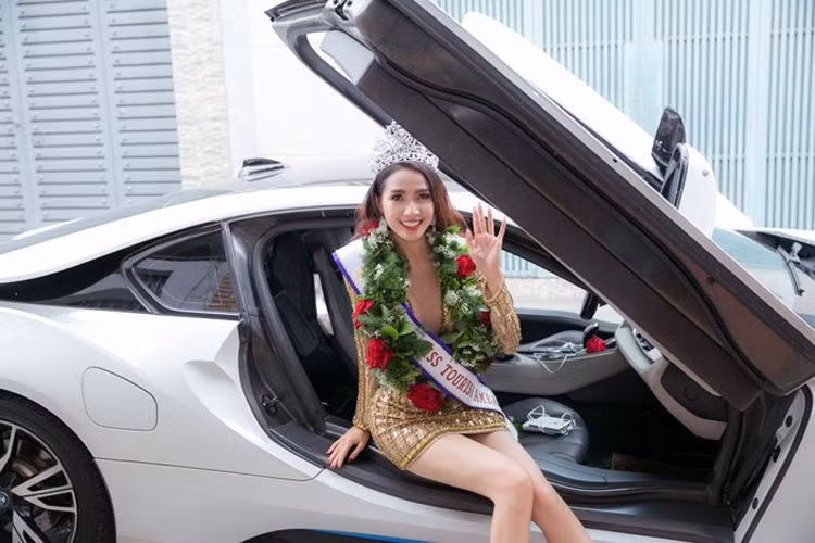 Đến chiều hôm qua (11/8), tân Hoa hậu Đại sứ du lịch thế giới 2018 Phan Thị Mơ đã đáp chuyến bay xuống sân bay Tân Sơn Nhất, TP. Hồ Chí Minh.