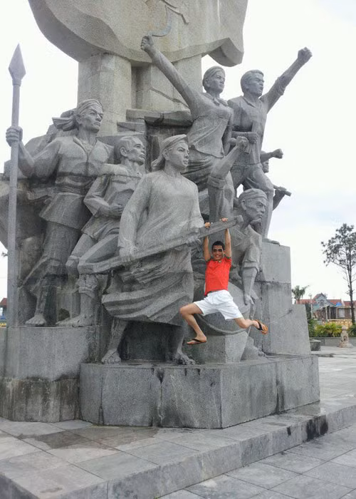 Năm 2013, Hiệp Gà đăng tải bức ảnh “đánh đu” tượng đài lịch sử. Dù bị ném đá nhưng anh không chịu gỡ xuống và cho rằng hình ảnh không có gì xấu, ghê gớm. Ảnh: FBNV