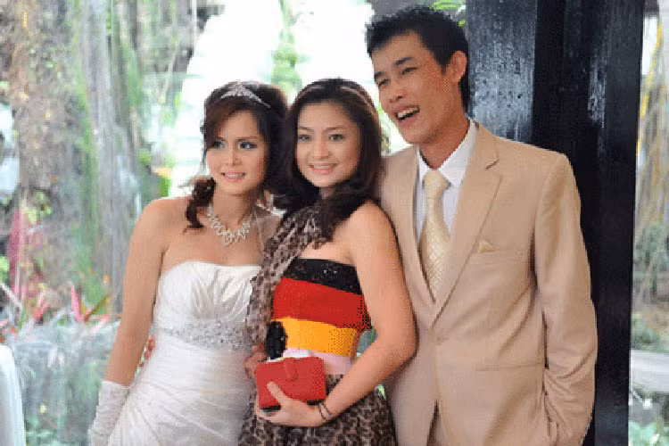 Không lâu sau khi ly hôn Thanh Quý, Hiệp Gà tái hôn với Thu Trang. Dành lời khen cho vợ mới, nói xấu vợ cũ “rất hay cáu bẩn, thích áp đặt”, anh bị ném đá dữ dội. Ảnh: Nguoilaodong